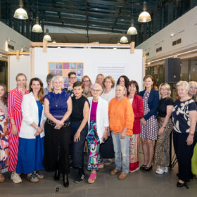 Große Töchter mit Schirmherr:innen, Vernissage HGT im ÖGB-Catamaran ©Luiza Puiu
