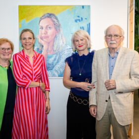 Kathrin Limpel mit Schirmherr:innen Edith und Ferdinand Brunner, Vernissage HGT im ÖGB-Catamaran ©Luiza Puiu