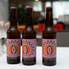 Dank an Muschikraft Bier für die Bierspende, Vernissage HGT im ÖGB-Catamaran ©Günter Leitner
