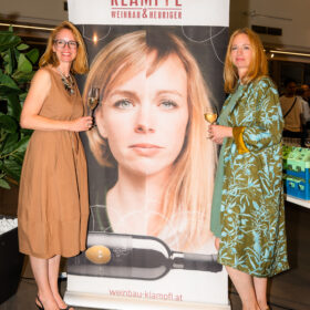 Dank an Weinbau Klampfl für die Weinspende, Vernissage HGT im ÖGB-Catamaran ©Günter Leitner